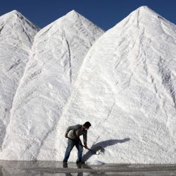 Un trabajador de la planta de producción de sal de Koyuncu saca grandes pilas de sal en el famoso lago Tuz de Turquía en Ankara. | Foto:Adem Altan / AFP