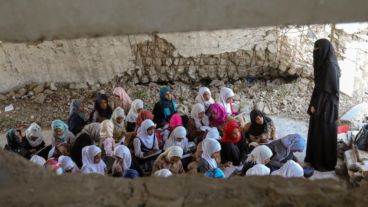 Los alumnos yemeníes asisten a clase el primer día del nuevo año académico en un aula improvisada en su recinto escolar, que sufrió graves daños hace dos años en un ataque aéreo, en la tercera ciudad del país, Taez. | Foto:AHMAD AL-BASHA / AFP