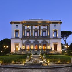 Villa Cora, un precioso palacio florentino que propone cenas en el roof top de la mansión y pizza con champagne junto a la piscina.