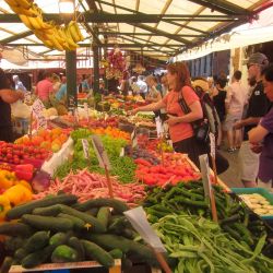 El Mercado del Rialto, ubicado enfrente de Ca'Sagredo en Venecia, es el centro de atención de una excursión muy entretenida.