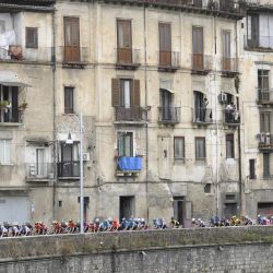 Italia, Mileto: el pelotón de ciclistas recorre la ruta de la carrera durante la quinta etapa de la carrera ciclista Giro d'Italia 2020, a 225 km de From Mileto a Camigliatello Silano. | Foto:Fabio Ferrari / LaPresse vía ZUMA Press / DPA