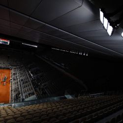 El serbio Novak Djokovic devuelve el balón al español Pablo Carreño Busta durante el partido de tenis de cuartos de final de individuales masculinos en la cancha de Philippe Chatrier el día 11 del torneo de tenis del Abierto de Francia Roland Garros 2020 en París. | Foto:Thomas Samson / AFP