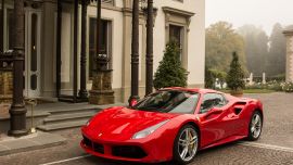 Desde Villa Cora también se puede recorrer la Toscana en Ferrari.