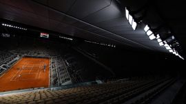 El serbio Novak Djokovic devuelve el balón al español Pablo Carreño Busta durante el partido de tenis de cuartos de final de individuales masculinos en la cancha de Philippe Chatrier el día 11 del torneo de tenis del Abierto de Francia Roland Garros 2020 en París.