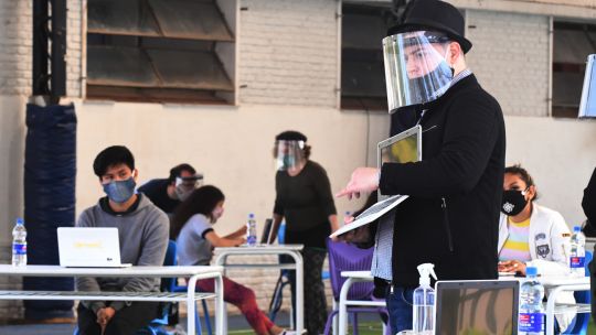Alumnos porteños vuelven a clases en Parque Patricios