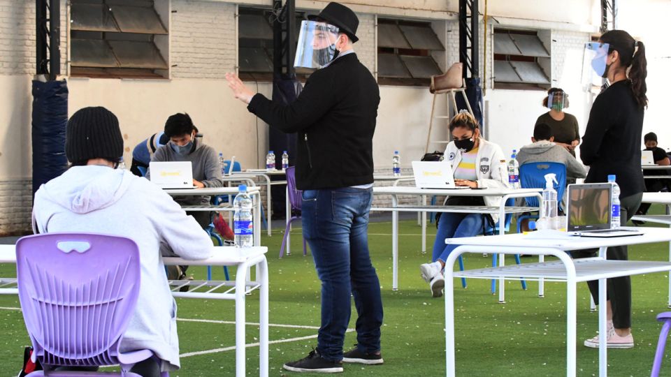 Alumnos porteños vuelven a clases en Parque Patricios