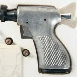 La pistola Deer Gun alojaba tres cartuchos 9 mm en un orificio y poseía cañón de ánima lisa.