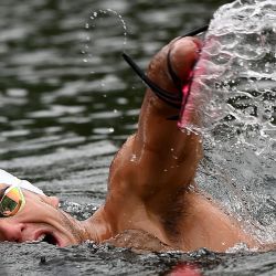 Theo Curin, nadador con una amputación de 4 miembros, participa en su primer entrenamiento en aguas abiertas en agua a 16 grados centígrados, en Compiegne. | Foto:FRANCK FIFE / AFP