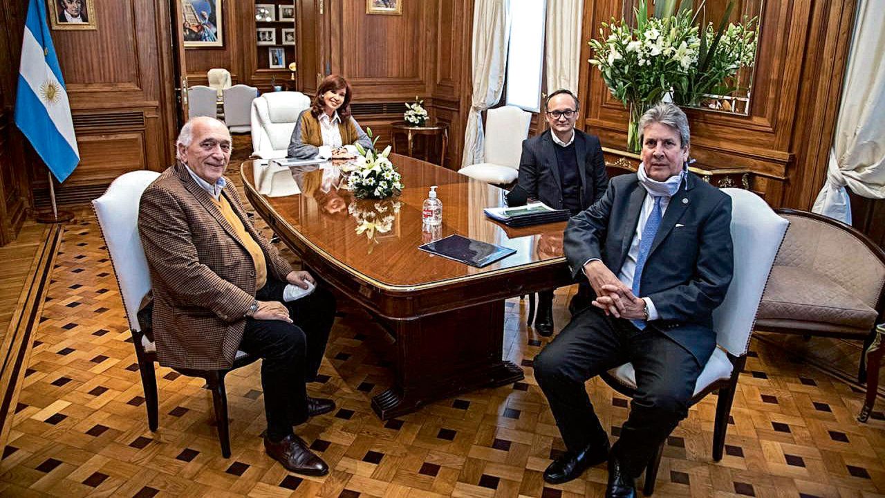 CFK con Domenech, Idígoras y Martins. | Foto:Cedoc.