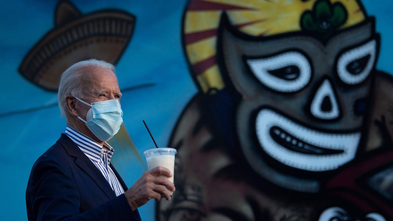 El exvicepresidente estadounidense Joe Biden, candidato presidencial demócrata sostiene una taza de horchata después de visitar Barrio Café en Phoenix, Arizona. | Foto:Brendan Smialowski / AFP