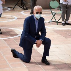 El candidato presidencial demócrata Joe Biden posa con sus partidarios después de hablar en el Centro Comunitario de East Las Vegas sobre los efectos de Covid-19 en los latinos, en Las Vegas, Nevada. | Foto:Brendan Smialowski / AFP