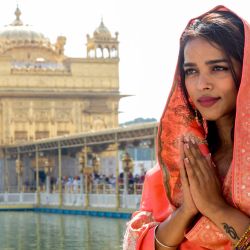 La actriz de Bollywood Nancy Marwah rinde homenaje en el Templo Dorado de Amritsar. | Foto:Narinder Nanu / AFP