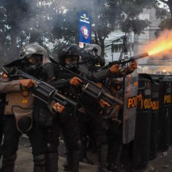 La policía antidisturbios lanza gases lacrimógenos para dispersar a los manifestantes estudiantiles durante el segundo día de una huelga de tres días de trabajadores contra un proyecto de ley general del gobierno sobre creación de empleo que creen que privará a los trabajadores de sus derechos, en Bandung. | Foto:TIMUR MATAHARI / AFP