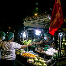 La gente compra verduras en una tienda ambulante móvil en Yangon. | Foto:Sai Aung Main / AFP