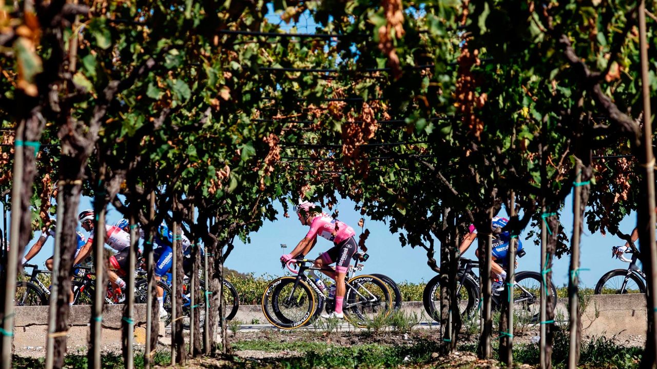 El ciclista portugués del equipo Deceuninck, Joao Almeida, con el maillot rosa de líder general, compite en la octava etapa de la carrera ciclista Giro d'Italia 2020, una ruta de 200 kilómetros entre Giovinazzo y Vieste. | Foto:Luca Bettini / AFP