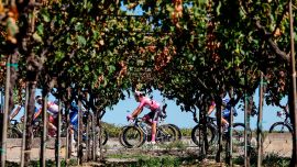 El ciclista portugués del equipo Deceuninck, Joao Almeida, con el maillot rosa de líder general, compite en la octava etapa de la carrera ciclista Giro d'Italia 2020, una ruta de 200 kilómetros entre Giovinazzo y Vieste.