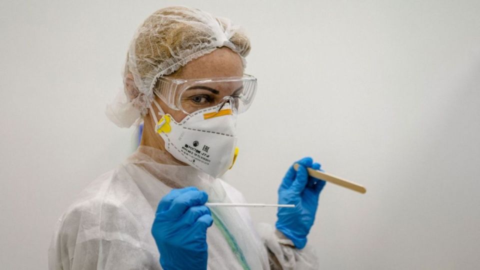 Médicos trabajando sin descanso