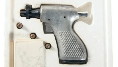 La pistola Deer Gun alojaba tres cartuchos 9 mm en un orificio y poseía cañón de ánima lisa.