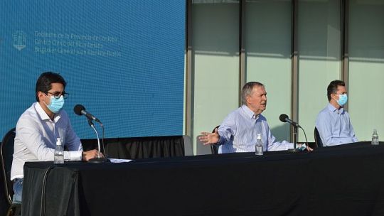 ANUNCIO. Cardozo, Schiaretti y Calvo, en la explanada del Centro Cívico dando a conocer las nuevas medidas que regirán desde el lunes.