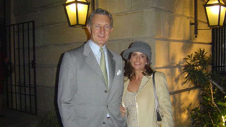 Jorge Neuss y su esposa, en fotos de archivos de las épocas de negocios con el menemismo.