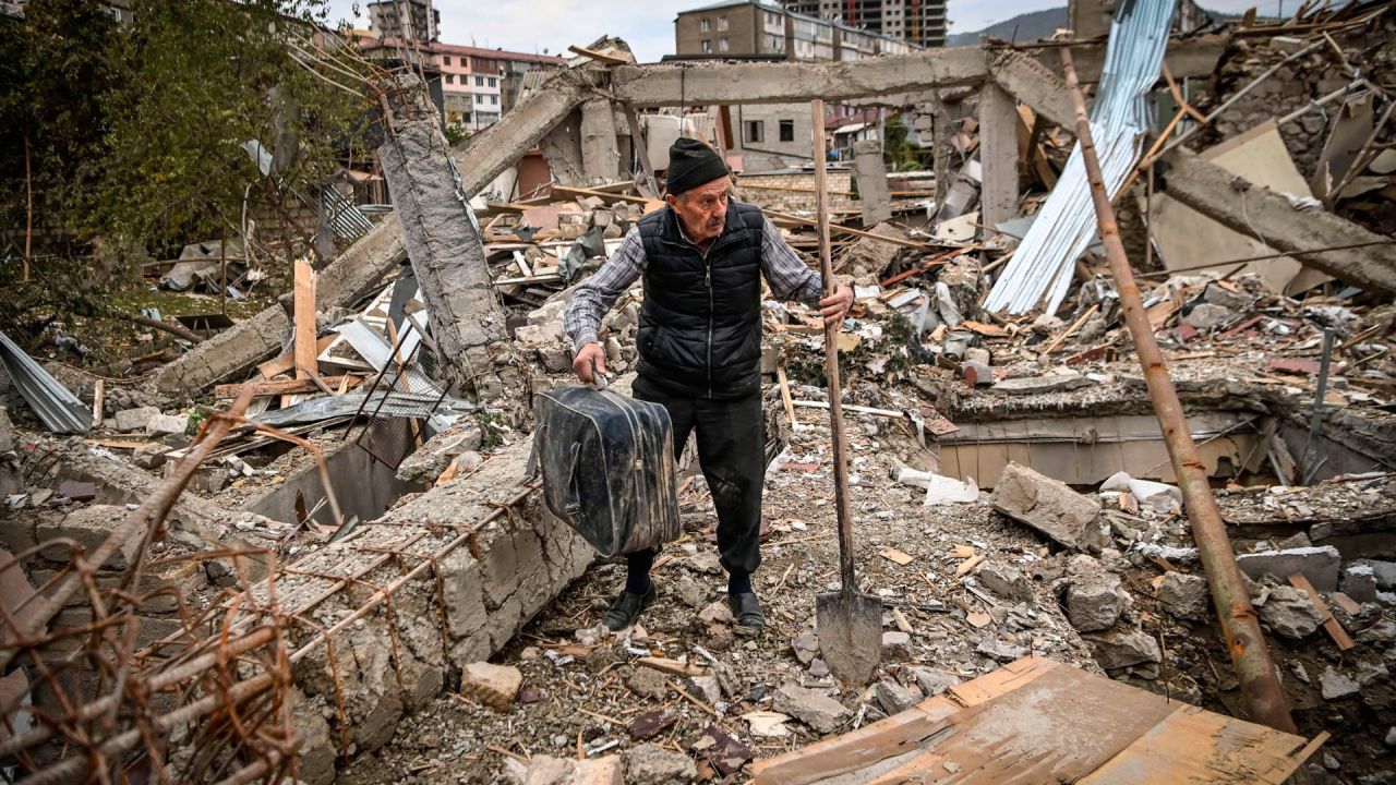 El oficial de policía retirado Genadiy Avanesyan, de 73 años, busca pertenencias en los restos de su casa, que se dice fue destruida por los bombardeos azeríes, en la ciudad de Stepanakert. - Amenia y Azerbaiyán intercambiaron acusaciones de nuevos en violación de un acuerdo de alto el fuego para detener casi dos semanas de feroces combates en la disputada región de Nagorno-Karabaj. | Foto:Aris Messinis / AFP