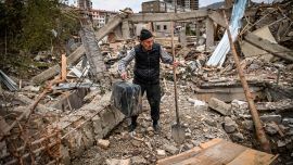 El oficial de policía retirado Genadiy Avanesyan, de 73 años, busca pertenencias en los restos de su casa, que se dice fue destruida por los bombardeos azeríes, en la ciudad de Stepanakert. - Amenia y Azerbaiyán intercambiaron acusaciones de nuevos en violación de un acuerdo de alto el fuego para detener casi dos semanas de feroces combates en la disputada región de Nagorno-Karabaj.
