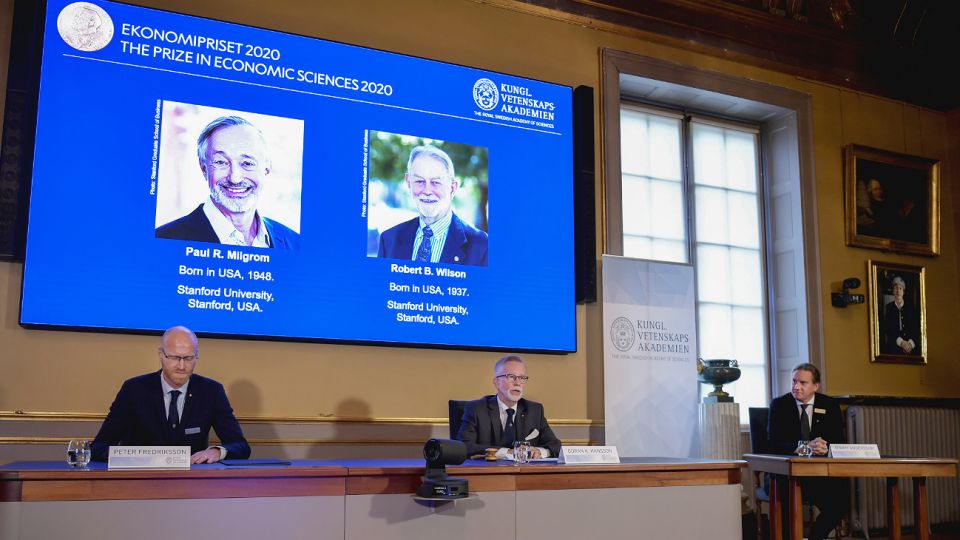 Dos estadounidenses ganan el Nobel de Economía por su búsqueda de la subasta perfecta.