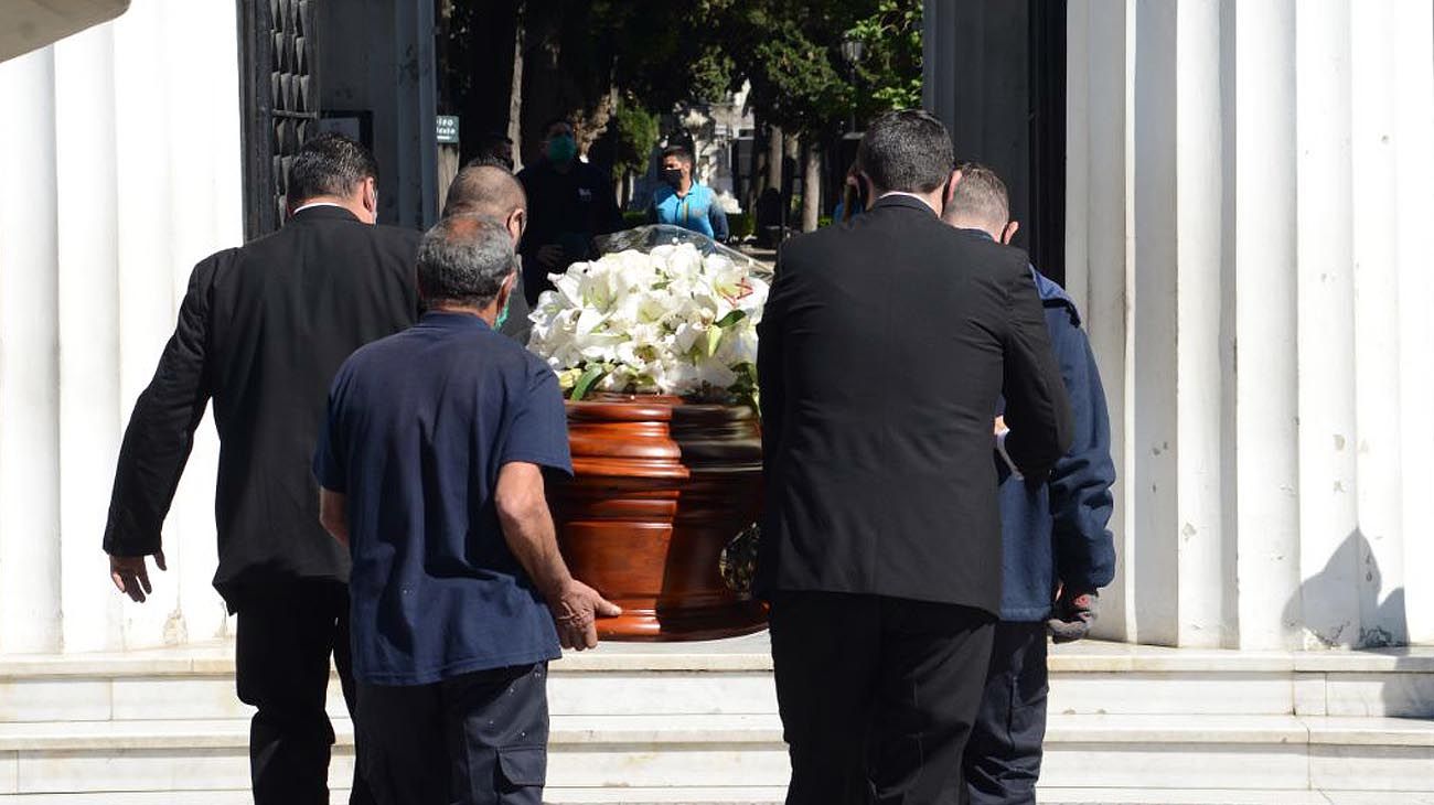 En el cementerio de la Recoleta, uno de los féretros del matrimonio Neuss.