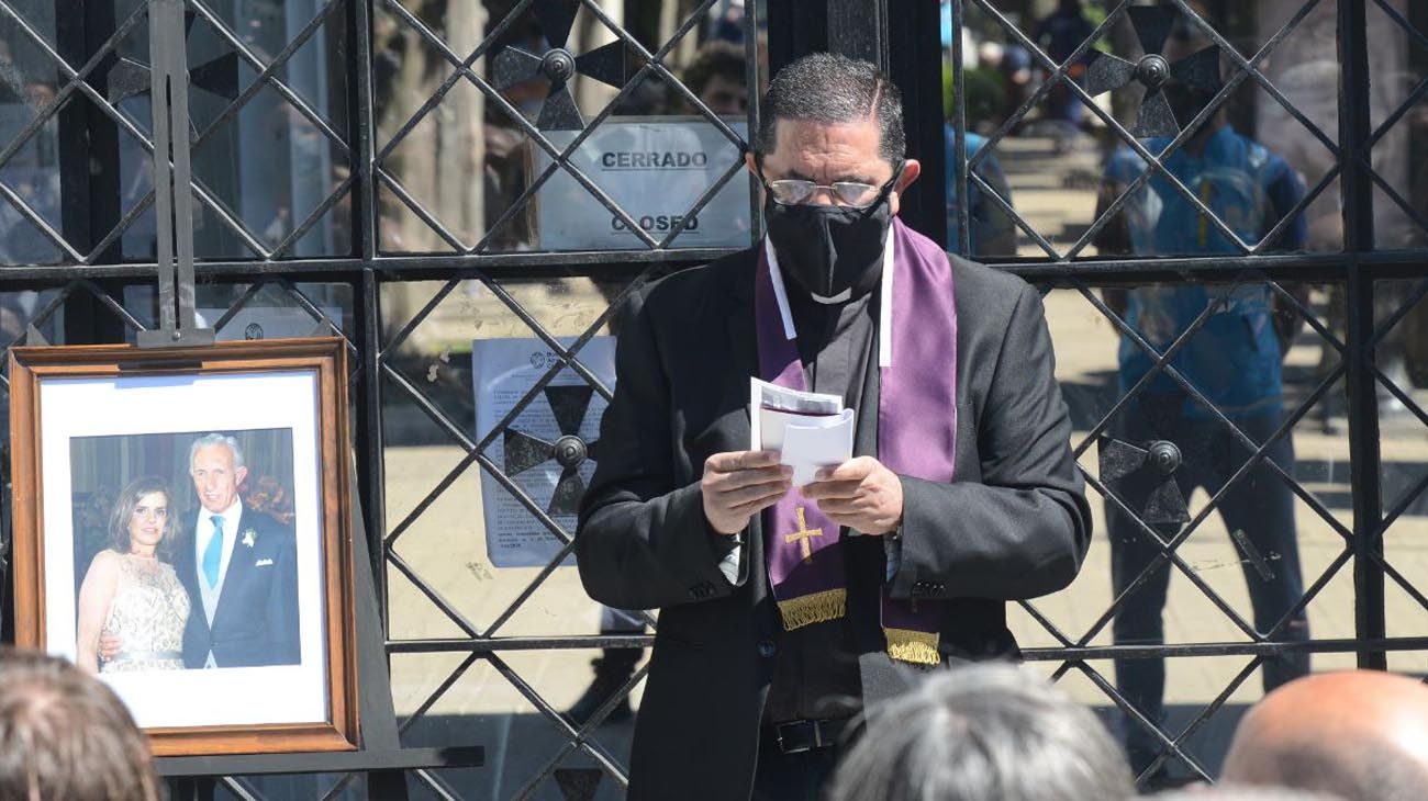 Un cura amigo de la familia Neuss, da una despedida religiosa en el entierro del matrimonio Neuss en Recoleta.