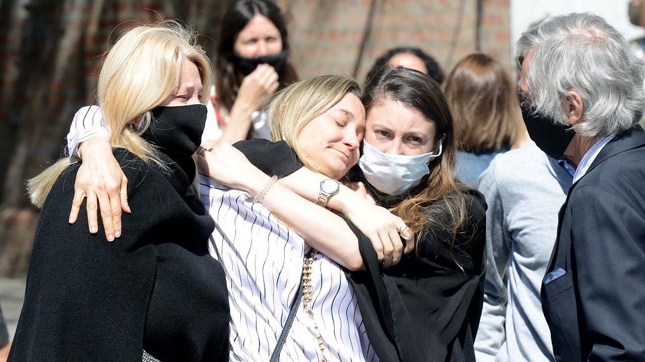 (De izq.a der.) María Taquini de Blaquier, su hija María Blaquier de Neuss -consuegra y nuera de Jorge y Silvia Ness-, una amiga y Charlie Blaquier.