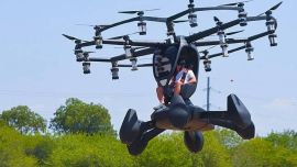 El Hexa pesa 200 kilos y está equipado con 18 hélices que le permiten viajar a una velocidad máxima de 100 kilómetros por hora.