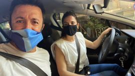 Petro y su novia rumbo al banderazo.