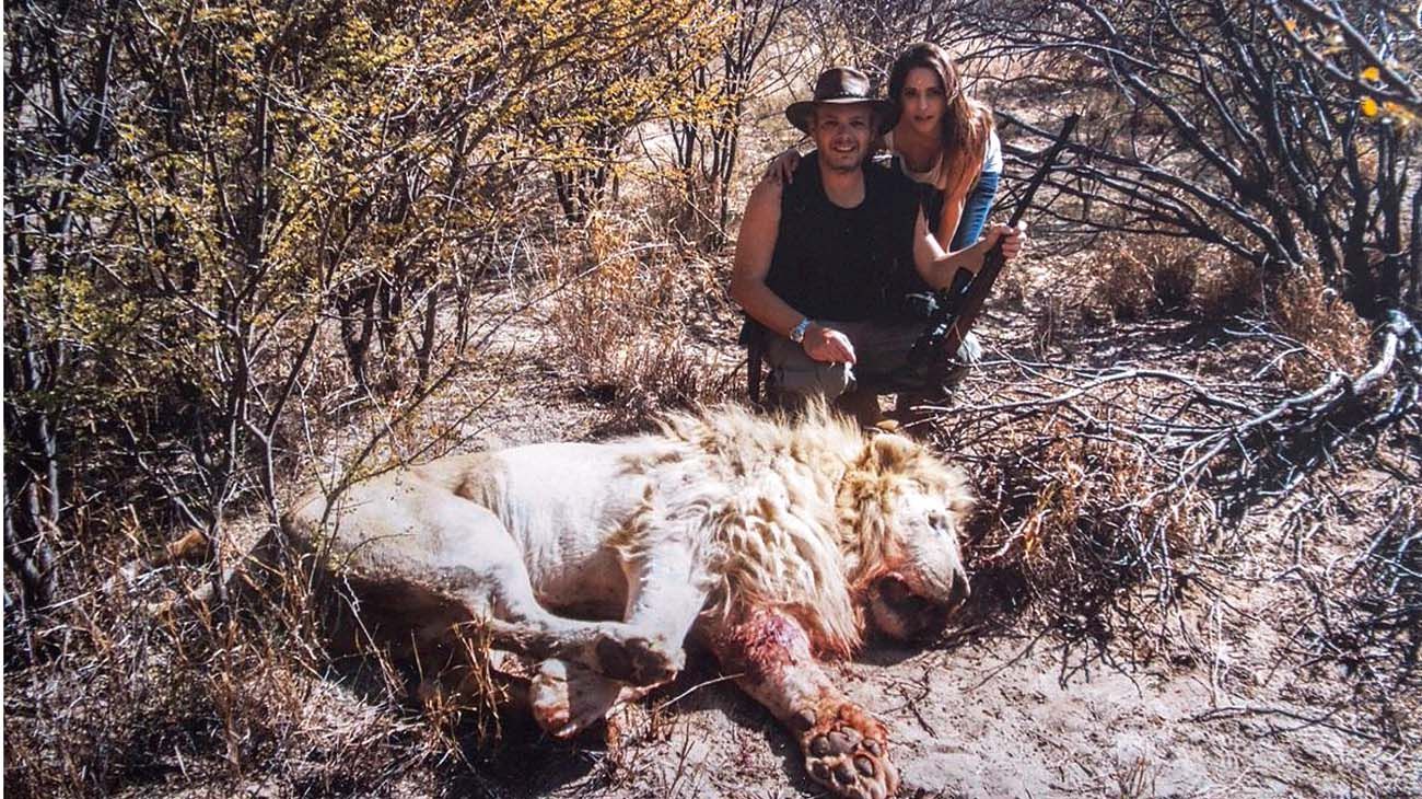 Cazadores en África.