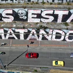 Vista aérea de un mural que dice “Nos están matando” como parte de una protesta contra una ola de violencia, en Bogotá. | Foto:Raúl Arboleda / AFP
