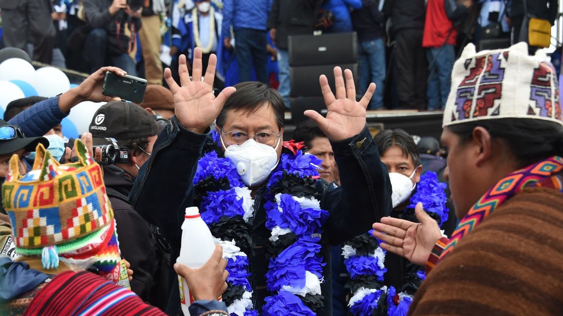 Bolivian presidential candidate Luis Arce waves to supporters during the closing rally of his campaign in El Alto, Bolivia, on October 14, 2020. General elections will take place in Bolivia on October 18, amid the new coronavirus pandemic. 