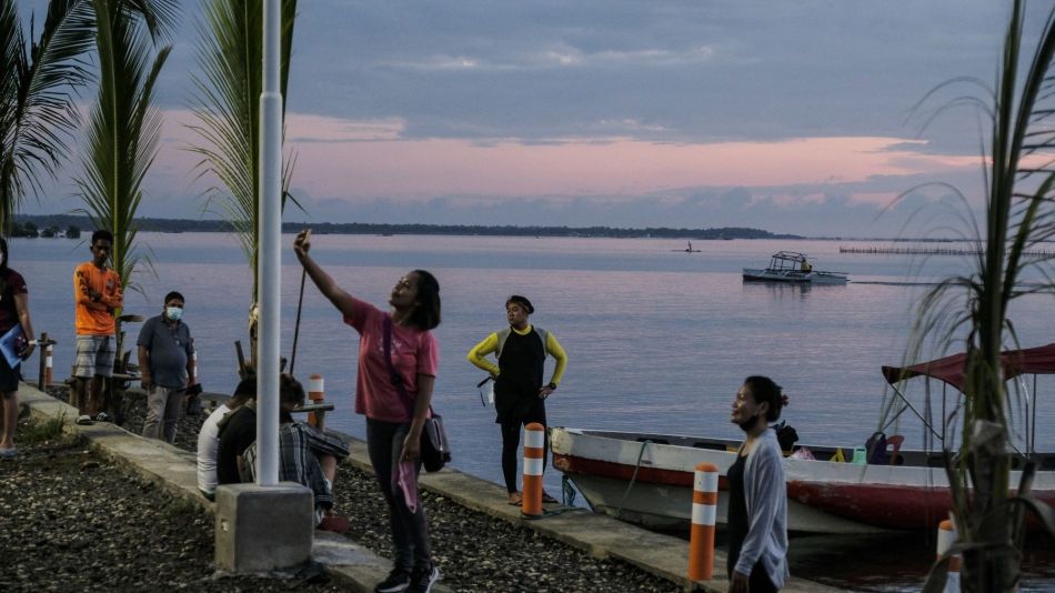 Alaminos Mayor Helps Clean Up The Hundred Islands National Park as Covid Teaches Tourism Sites a Lesson in Environmental Damage