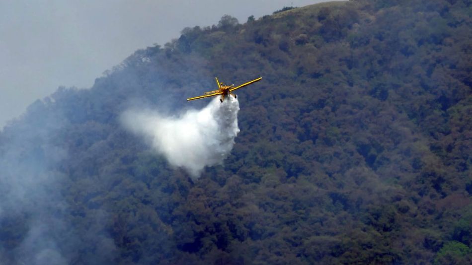 Aviones combatiendo el fuego en el cerro San Javier, Tucumán