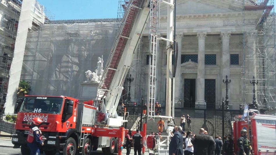rescataron a un hombre que quería tirarse al vacío desde el Congreso 20201014