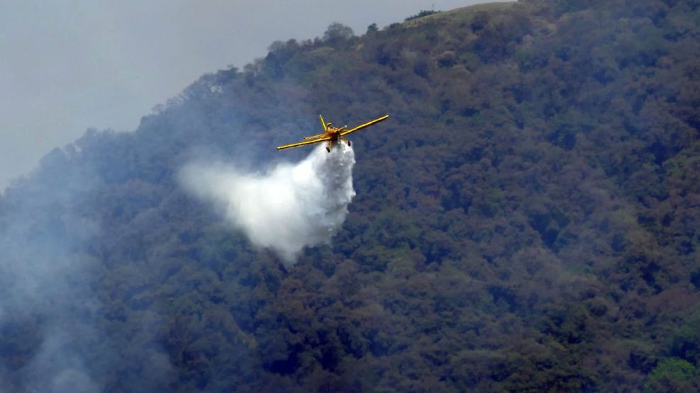 Aviones combatiendo el fuego en el cerro San Javier, Tucumán