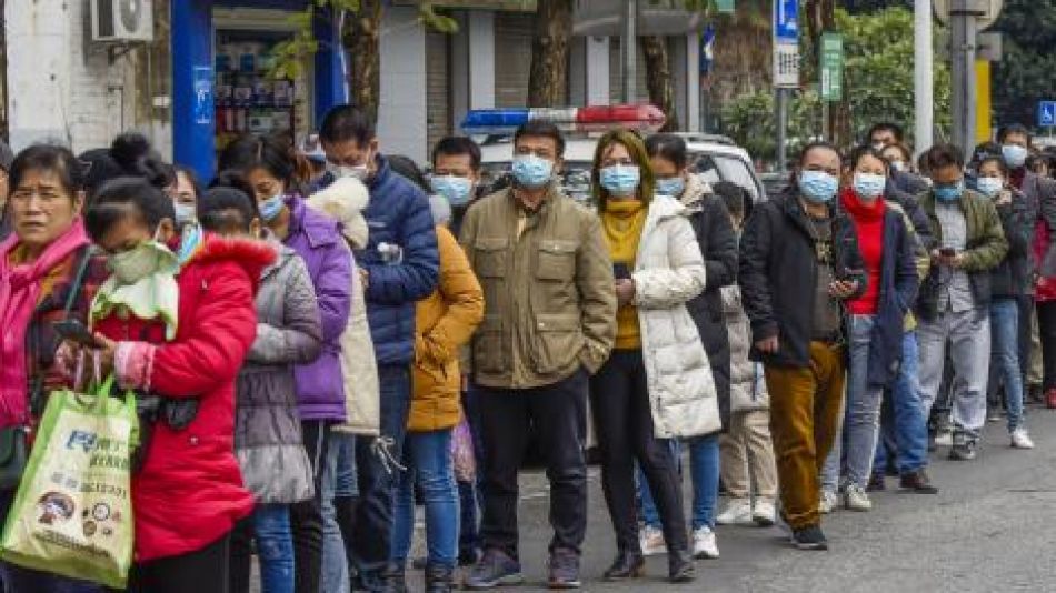 personas en china haciendo cola