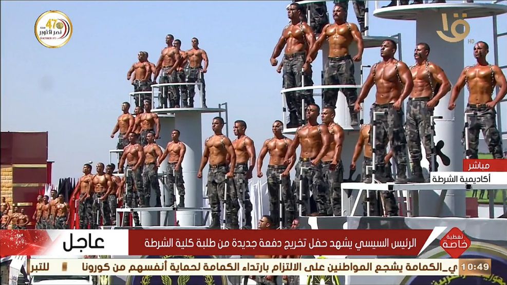 Desfile de policías recién graduados en Egipto.