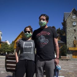 Débora y Mauro son trabajadores de la salud y resultaron los primeros turistas en la prueba piloto que comenzó Bariloche este fin de semana.