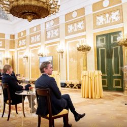 La reina holandesa Máxima habla mientras recibe a un pequeño grupo involucrado en el pacto Hacia una Holanda libre de deudas en el Palacio Noordeinde en La Haya. | Foto:Patrick van Katwijk / ANP / AFP