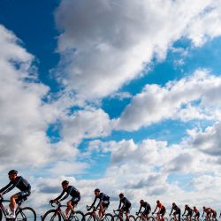 La manada corre durante la 13a etapa de la carrera ciclista Giro d'Italia 2020, una ruta de 192 kilómetros entre Cervia y Monselice. | Foto:Luca Bettini / AFP