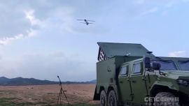 El lanzamiento de numerosos drones se llevó a cabo desde una lanzadora terrestre instalada en un vehículo táctico Dongfeng Mengshi.