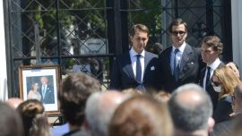 De izq. a der.) German juan, Patricio y Lucila Neuss en el sepelio de sus padres