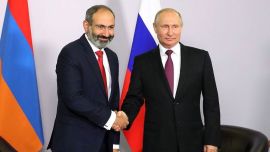 Putin con el primer ministro armenio, Nikol Pashinián.