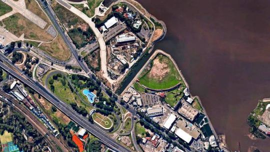 A través de la rezonificación de los 200 mil metros cuadrados del Complejo de Costa Salguero se busca construir torres premium frente al río