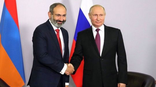 Putin con el primer ministro armenio, Nikol Pashinián
