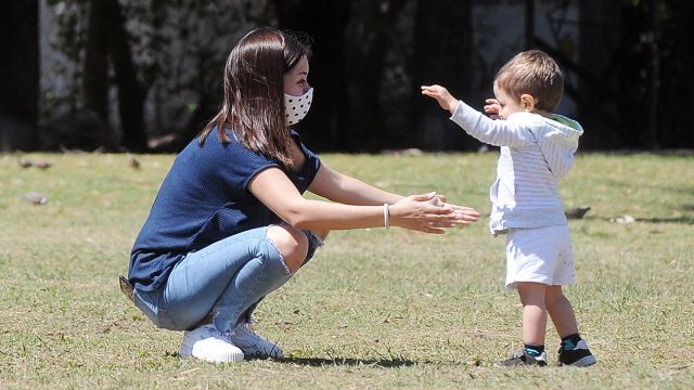 Las familias planean el Día de la Madre en la nueva normalidad. Foto de Sergio Piemonte.